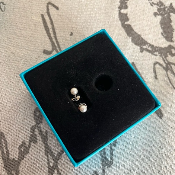 Pearl Comfy Earrings - Picture 3 of 10